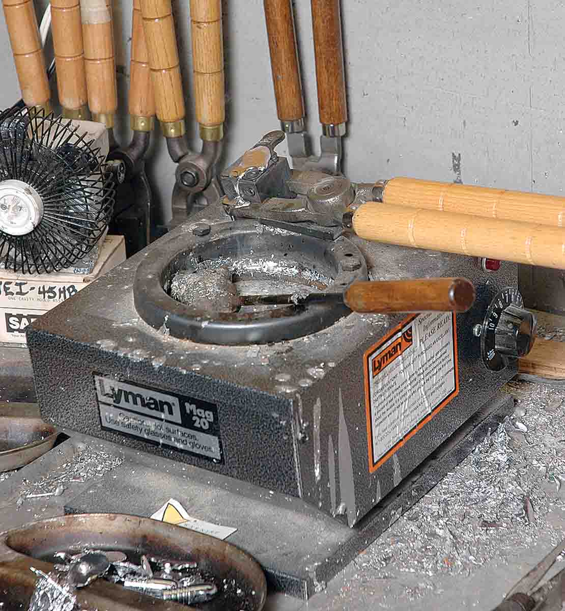 Mike starts a pot of alloy brewing with the mould to be used sitting on it for preheating.